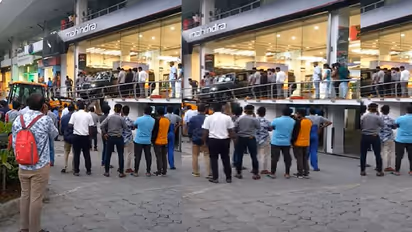 Mahindra Thar ಕಾರು ಡೆಲಿವರಿ ವೇಳೆ ಗ್ರಾಹಕನ ಎಡವಟ್ಟು, ಶೋ ರೂಂ ಗಾಜು ಪುಡಿ ಪುಡಿ, ಅತೀ ದೊಡ್ಡ ದುರಂತದಿಂದ ಪಾರು!