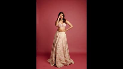 malavika mohanan latest : இருட்டில் குத்தவச்சு என்ன பண்ணுறீங்க..மாஸ்டர் நாயகியின் வித்யாசமான போட்டோ சூட்..