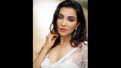 Parvathi Nair latest : கூந்தலால் முன்னழகை பாதி மறைத்து..சொக்கும் பார்வையால் சுண்டி இழுக்கும் பார்வதி நாயர்