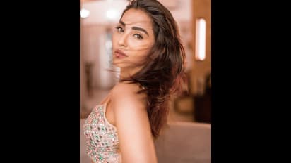 Paro Nair Hot :ரெட்ஹாட் உடையில்.. பளீச் என தொடையை காட்டி பரவசமூட்டும் பாரூ! பார்த்தாலே கிக் ஏறும் ஹாட்கிளிக்ஸ்