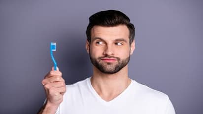 టూత్ బ్రష్ ను ఎన్ని రోజులకోసారి మార్చాలి? అసలు ఒకే బ్రష్ ను ఎక్కువ రోజులు వాడితే ఏమౌతుందో తెలుసా?