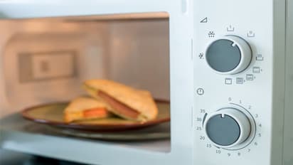 Kitchen Tips: माइक्रोवेव को यूज करते समय भूलकर भी ना करें ये गलती, नहीं तो बर्बाद हो सकता है खाना और सेहत भी