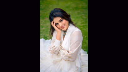 NiddhiAgerwal hot :காதோரம் நெளிந்த முடி!மஞ்சள் வண்ண குட்டை கவுனில் நித்தி அகர்வால்..முகத்தில் மட்டும் அடக்கமா?