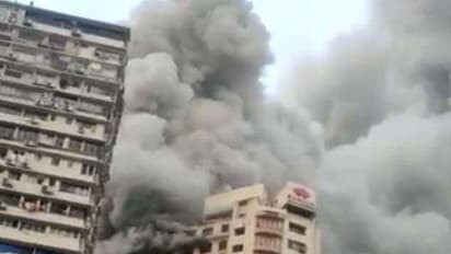 Mumbai Fire: 20 मंजिल ऊपर चल रही थी जिंदगी बचाने की जंग, आग की लपटों के बीच मची थी चीख-पुकार, देखें तस्वीरें