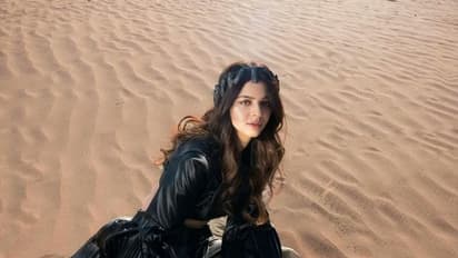 vedhika bikini photos : காதோரம் புது மலர்..ஈர பிகினி உடை..கடற்கரையை சூடாக்கிய வேதிகா...