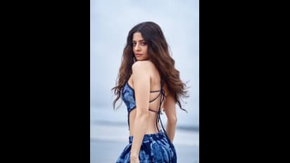 Vedhika Latest : கலர்ஃபுல் பிகினி உடையில்... மாலத்தீவை கவர்ச்சியால் சூடேற்றும் வேதிகா! வைரலாகும் ஹாட் போட்டோஸ்