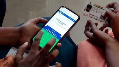 കൊവിഡ് വാക്സിൻ സ്വീകരിക്കാൻ കൊവിൻ പോർട്ടലിൽ നൽകിയ വിവരങ്ങൾ ചോർന്നു; അന്വേഷണം ആവശ്യപ്പെട്ട് പ്രതിപക്ഷം