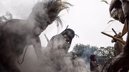 অবিশ্বাস্য রীতি, এখানে পরিবারে কেউ মারা গেলে কেটে ফেলা হয় মহিলাদের আঙ্গুল