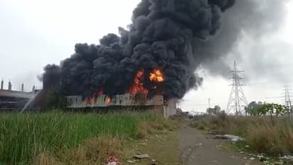 Fire Broke Out: ধোঁয়ায় ঢাকল এলাকা, ডোমজুড়ে ভস্মীভূত থার্মোকল কারখানা