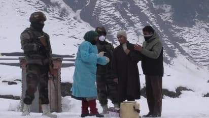 जम्मू-कश्मीर में बर्फबारी के बावजूद घर-घर जाकर कोरोना का टीका लगा रहे स्वास्थ्यकर्मी, देखें खास तस्वीरें