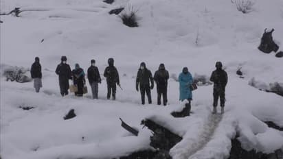 जम्मू-कश्मीर में आतंकियों ने सरपंच को सरेआम मारी गोली, एक हफ्ते में तीसरे पंचायत प्रतिनिधि की हत्या