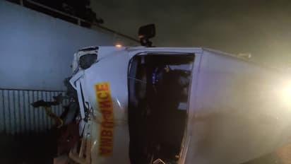 Hubballi: ಕುಡುಕ ಚಾಲಕನ ಅವಾಂತರ, ಫ್ಲೈಓವರ್‌ನಿಂದ ಕೆಳಗೆ ಬಿದ್ದ ಆ್ಯಂಬುಲೆನ್ಸ್‌..!