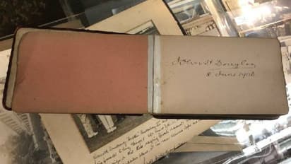 ചിലന്തിവല കെട്ടിയ പെട്ടിയിൽ നിന്നും കിട്ടിയ പഴഞ്ചൻ ഓട്ടോഗ്രാഫ്, ലേലത്തിൽ വിറ്റത് 11 ലക്ഷത്തിന്!