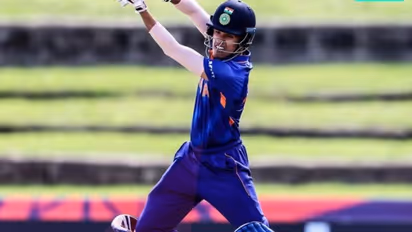 ஷிகர் தவானின் 18 ஆண்டுகால ரெக்கார்டை தகர்த்த இந்திய அண்டர் 19 வீரர் ராஜ் பவா..! தரமான சம்பவம்