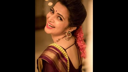 DD Photos : முகம் சிவந்த புன்னகையோடு... பட்டு சேலையில் தேவதையாய் ஜொலிக்கும் விஜய் டிவி தொகுப்பாளினி டிடி