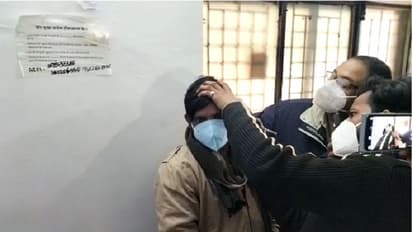 पकड़ते ही गिड़गिड़ाने लगा मुन्ना भाई : कान के अंदर ब्लूटूथ फिट कर पकड़ा गया टेट का छात्र, पुलिस ने किया गिरफ्तार