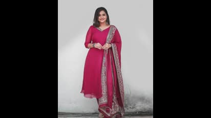 ரெட் வெல்வெட் கேக் போல்... பளீச் லுக்கில் அழகு தேவதையாய் மிளிரும் ரம்யா நம்பீசன் - வைரலாகும் பப்ளி போட்டோஸ்..!