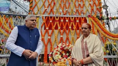 Netaji Birth Anniversary: শ্যামবাজারে নেতাজির মূর্তিতে ফুল দিয়ে শ্রদ্ধা রাজ্যপালের