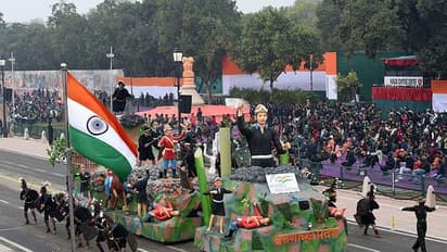 குடியரசு தின விழா அணிவகுப்பில் சிறு வியாபாரிகளுக்கு மரியாதை