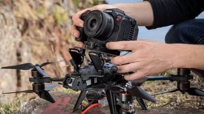 വെല്ലുവിളിച്ച് കാനോൺ;  ഉള്ളം കൈയില്‍ വച്ച് 8K റസലൂഷനില്‍ സിനിമ പിടിക്കാന്‍  EOS R5C