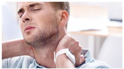 Neck pain: உங்களுக்கு நாள்பட்ட கழுத்து வலி இருக்கா....? சரிசெய்ய உதவும் 5 யோகா பயிற்சிகள்!