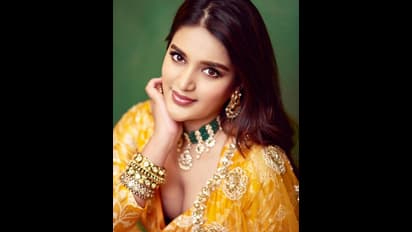 வெள்ளை தாமரை போல்... முகம் சிவந்த புன்னகையோடு!! கவர்ச்சியாக போஸ் கொடுத்து கிக் ஏற்றும் நிதி அகர்வால்