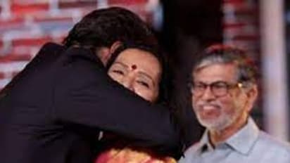 Vijay Photo With Mom  : பெண் குழந்தைகள் தினத்தில் அம்மாவுடன் விஜய் புகைப்படம்.. அட நியூ லுக் விஜய்..