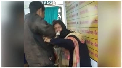 ரூ.500க்காக இரண்டு நர்சுகளுக்குள் செருப்படி தாக்குதல்... மருத்துவமனைக்குள் குடுமிபிடி... வைரலாகும் வீடியோ..!