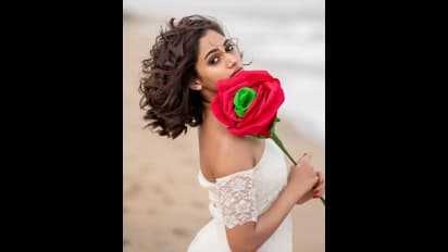 பாப் கட்டிங்..திருமண கவுன்..கடற்கரையில் கலக்கும் பிக்பாஸ் லாஸ்லியா...எவ்ளோ பெரிய ரோஸு..