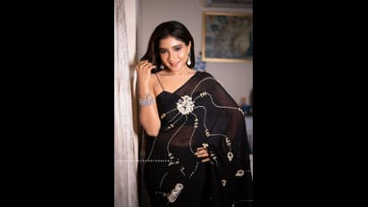 Sakshi Agarwal latest : ஒருபக்க சேலை நழுவ..தாறுமாறு கிளாமரில் சூட்டை கிளப்பும் சாக்ஷி அகர்வால்..