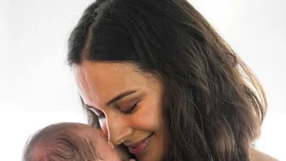 স্তন বার করে প্রকাশ্যেই ব্রেস্ট ফিডিং, 'এটাই আমার পুরো জীবন', পোস্টে জানালেন ইভলিন