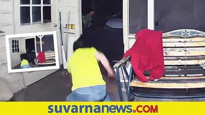 ಪ್ರಾಣದ ಹಂಗು ತೊರೆದು ಕರಡಿ ಬಾಯಿಯಿಂದ ಶ್ವಾನವನ್ನು ರಕ್ಷಿಸಿದ ವ್ಯಕ್ತಿ