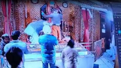 பூஜையின் போது காளி மாதா சிலையை கட்டிப் பிடித்த இளைஞன்.. பந்தாடிய பக்தர்கள்.. பஞ்சாபில் பதற்றம்..
