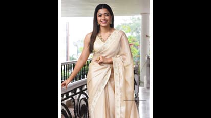 Rashmika photos : சேலையில் கொஞ்சும் தத்தையாய் ராஷ்மிகா!! கிள்ளைமொழி பேசா கிளியின் கண்களில் எத்தனை கொஞ்சல்கள்..