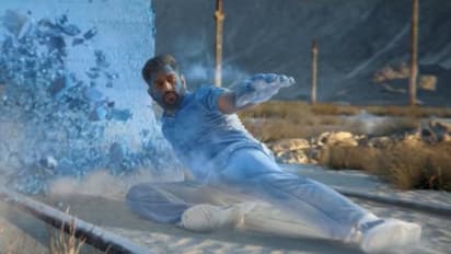 MS Dhoni: দৌড়ে হার মানালেন ট্রেনকে, সুপার হিরোর মত টপকাচ্ছেন বাধা, ভাইরাল ধোনির ভিডিও