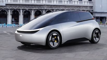 പുതിയ കാര് കിടിലനായിരിക്കുമെന്ന് ഒല മുതലാളി, ആദ്യം നിങ്ങളുടെ സ്കൂട്ടര് ശരിയാക്കെന്ന് ജനം!