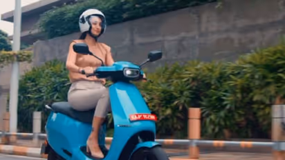  ओला इलेक्ट्रिक स्कूटर में आग लगने के बाद बढ़ गई डिमांड, हीरो EV पाक साफ रहकर भी पिछड़ गया, देखें वजह 