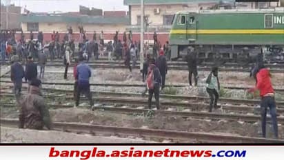 Protest in Bihar : চাকরি প্রার্থীদের আন্দোলনে প্যাসেঞ্জার ট্রেনে আগুন, ৫০০ পড়ুয়ার বিরুদ্ধে দায়ের FIR