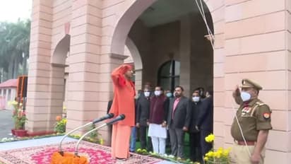 73वें गणतंत्र दिवस पर CM योगी ने किया ध्वजारोहण, सोशल मीडिया पर दी बधाई
