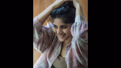 சட்டை பட்டனை கழட்டிவிட்டு... செம்ம ஹாட் லுக்கில்... சிக்கென போஸ் கொடுத்து சிலிர்க்க வைத்த மேகா ஆகாஷ்