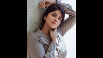 Actress Megha Akash : ஸ்டைலாக தம் அடிக்கும் மேகா ஆகாஷ்.... போட்டோ பார்த்து ஷாக் ஆன ரசிகர்கள்