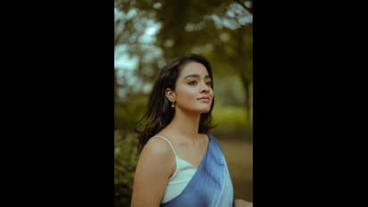 ப்பா..சேலை கிளாமரில் ரிக்கார்ட் அடித்த காயத்ரி..நடுவுல கொஞ்சம் முந்தானையை காணோமே.??