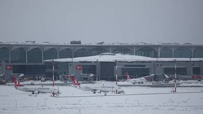 Istanbul Airport: বরফে মোড়া রানওয়ে-বিমান, ধু ধু সাদায় দাঁড়িয়ে ইস্তানবুল এয়ারপোর্ট