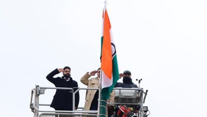 कश्मीर में 73वें गणतंत्र दिवस पर रचा इतिहास,श्रीनगर के लाल चौक के घंटा घर पर पहली बार शान से फहराया गया तिरंगा