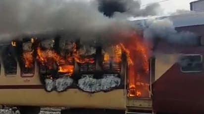 RRB NTPC రిజల్ట్పై నిరసన.. ఏకంగా రైలుకే నిప్పుపెట్టారు.. ఫలితాలపై రైల్వే బోర్డు కీలక నిర్ణయం..