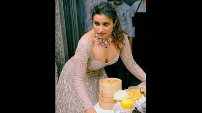 அச்சசோ..இது வேற லெவலா இருக்கே..ஸ்ட்ரிப் ஒட்டிய உடையில் Parineeti Chopra..டைட் அதிகமானதால் கிழிஞ்சுருக்கோ?