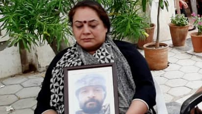 कश्मीर में शहीद हुए थे कर्नल आशुतोष शर्मा, पति की पसंदीदा साड़ी पहन वीरता मेडल लेने गईं थी पत्नी