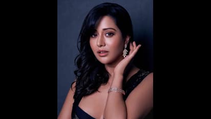 முகம் வீங்கிய பிக்பாஸ் ரைசாவா இது?..கொஞ்சம் பீட்சா..நிறைய கிளாமர்..