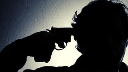 पुलिस इंस्पेक्टर के बेटे ने पिता की रिवॉल्वर से उड़ा ली अपनी खोपड़ी. परीक्षा में नकल करने से दुखी था वो