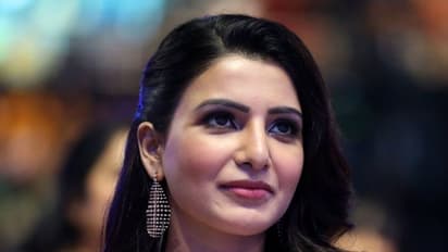 வழவழப்பான சேலையில் சறுக்கி விழவைக்கும் சமந்தா.. ஆனால் பிளவுஸ் எங்க?..